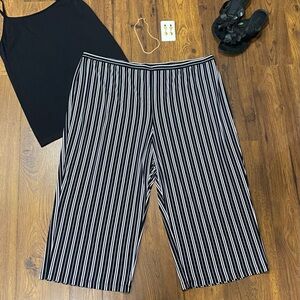 Ruby Rd. Black/White ‘Tribe Vibes’ Wide Leg Capri